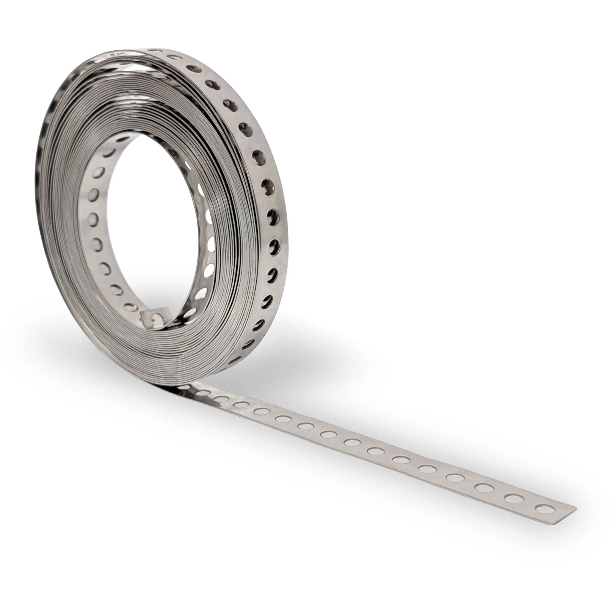 Aufgerollte gelochte Metallumreifung mit einem lose ausgestreckten Streifen auf weißem Hintergrund.