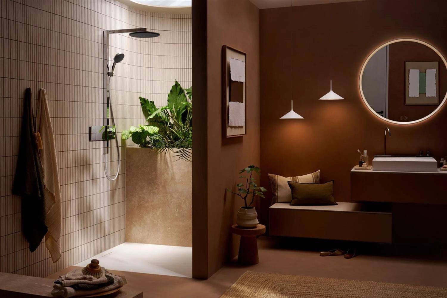 Geteiltes Badezimmerinterieur mit einer gefliesten Dusche und schwarzen Armaturen auf der linken Seite und einem warmen Waschtischbereich mit rundem Spiegel und Pendelleuchten auf der rechten Seite.