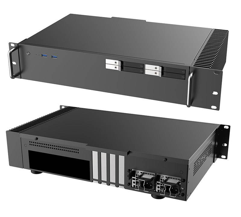 Vorder- und Rückansicht eines schwarzen Rackmount-Server-Gehäuses mit Griffbügeln, Belüftungsschlitzen, vorderen USB-Anschlüssen und hinteren Netzwerk-/Stromversorgungssteckern.