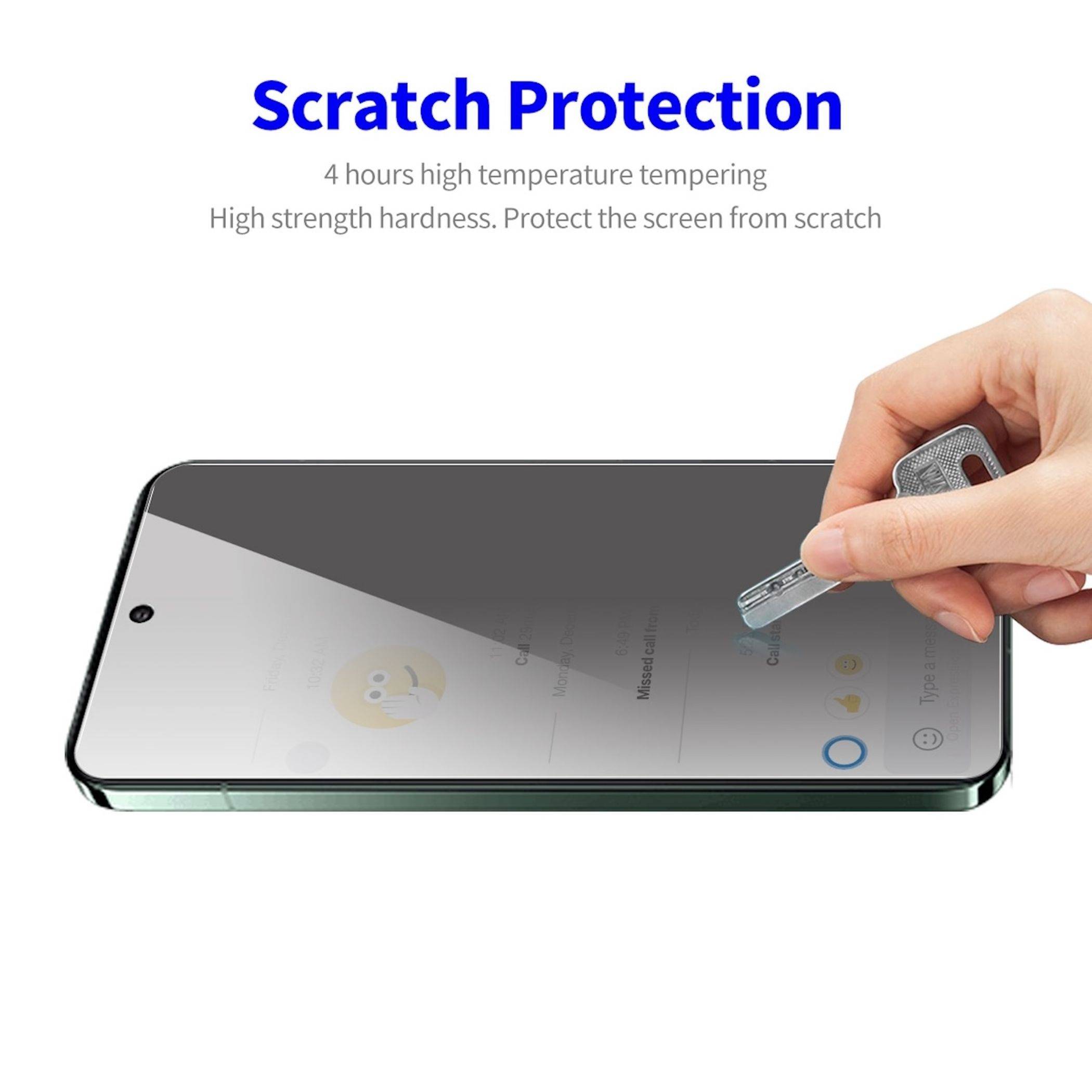 Hand kratzt mit einem Schlüssel auf einer Displayschutzfolie eines Smartphones und demonstriert Kratzschutz und hochfestes Hartglas.