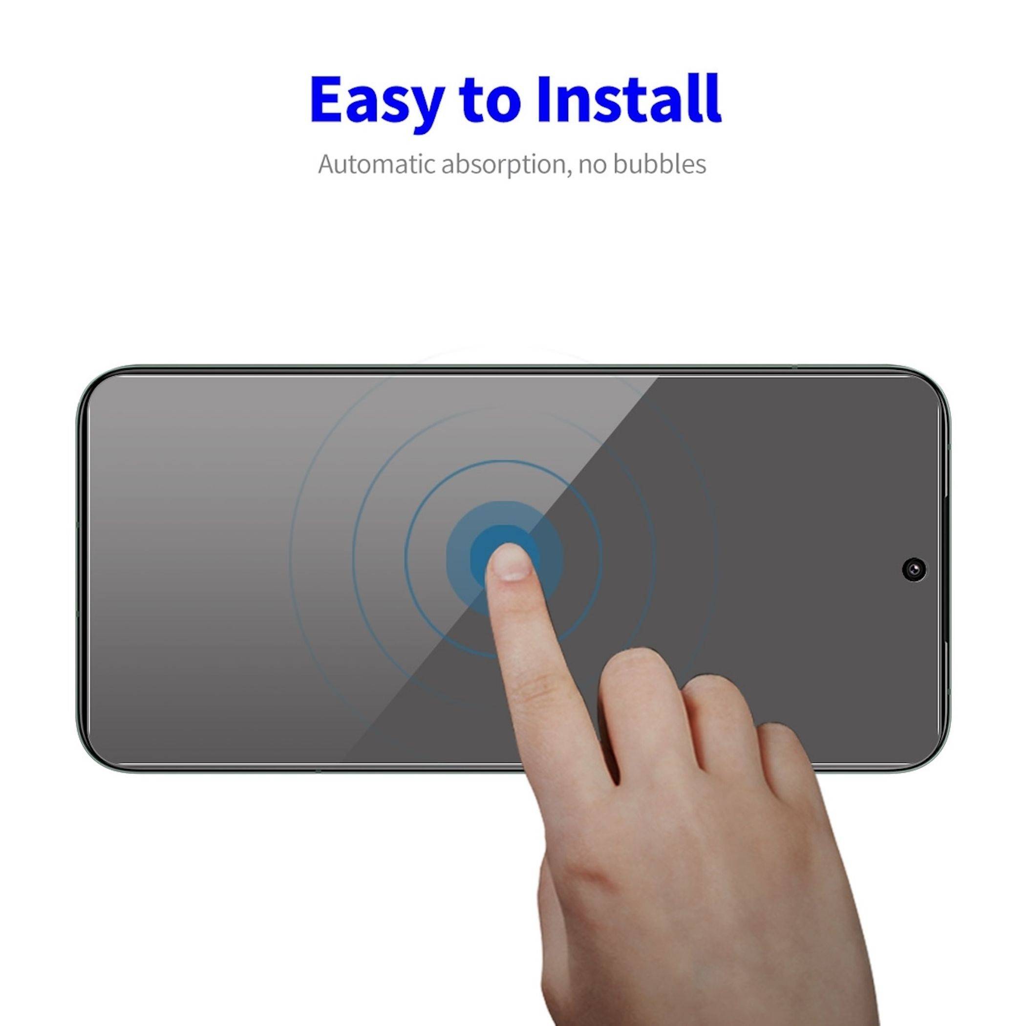 Hand beim Anbringen einer Displayschutzfolie auf einem Smartphone, mit dem Text „Einfach zu installieren