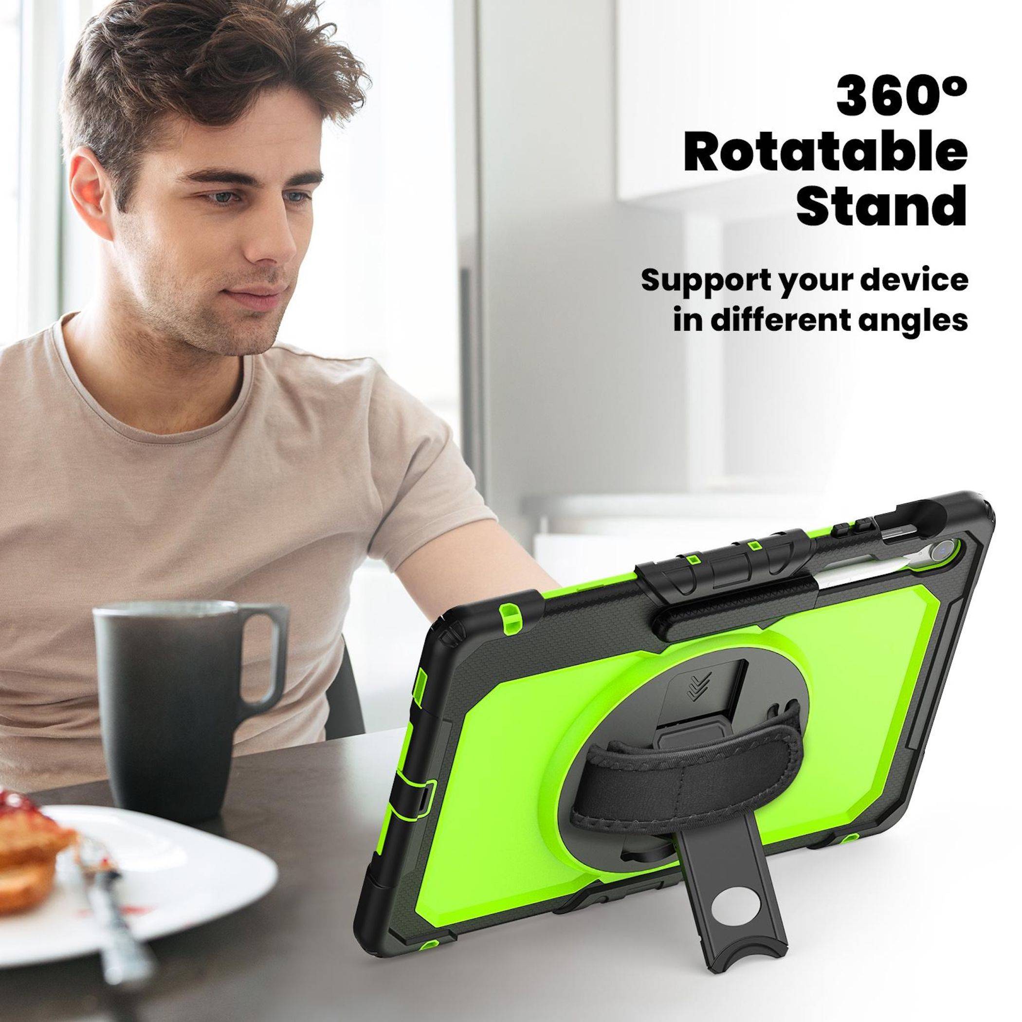 Mann nutzt ein Tablet in einer 360° drehbaren Ständerhülle auf einem Tisch; Text besagt „360° drehbarer Ständer