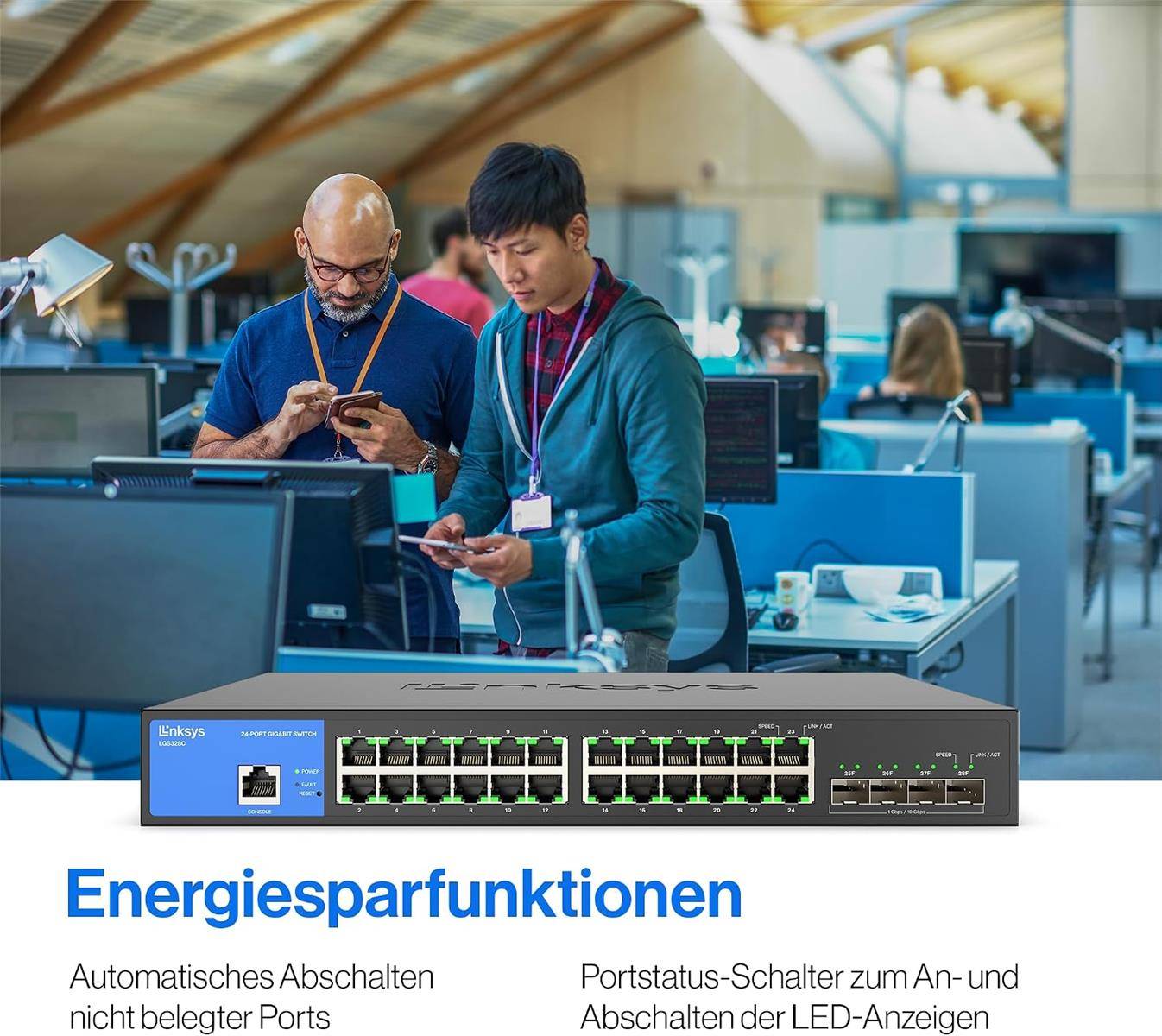 Produktwerbung mit zwei Männern, die Smartphones in einem Büro nutzen, darunter ein Netzwerk-Switch abgebildet, und deutscher Text über energiespariende Funktionen, einschließlich automatischer Abschaltung ungenutzter Anschlüsse und LED-Ein-/Ausschalter.