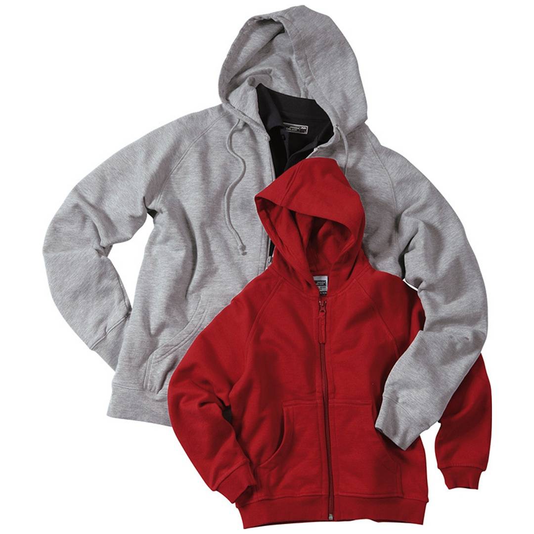 Zwei Kapuzenpullover mit Reißverschluss, einer in Grau und einer in Rot, übereinander auf weißem Hintergrund dargestellt.