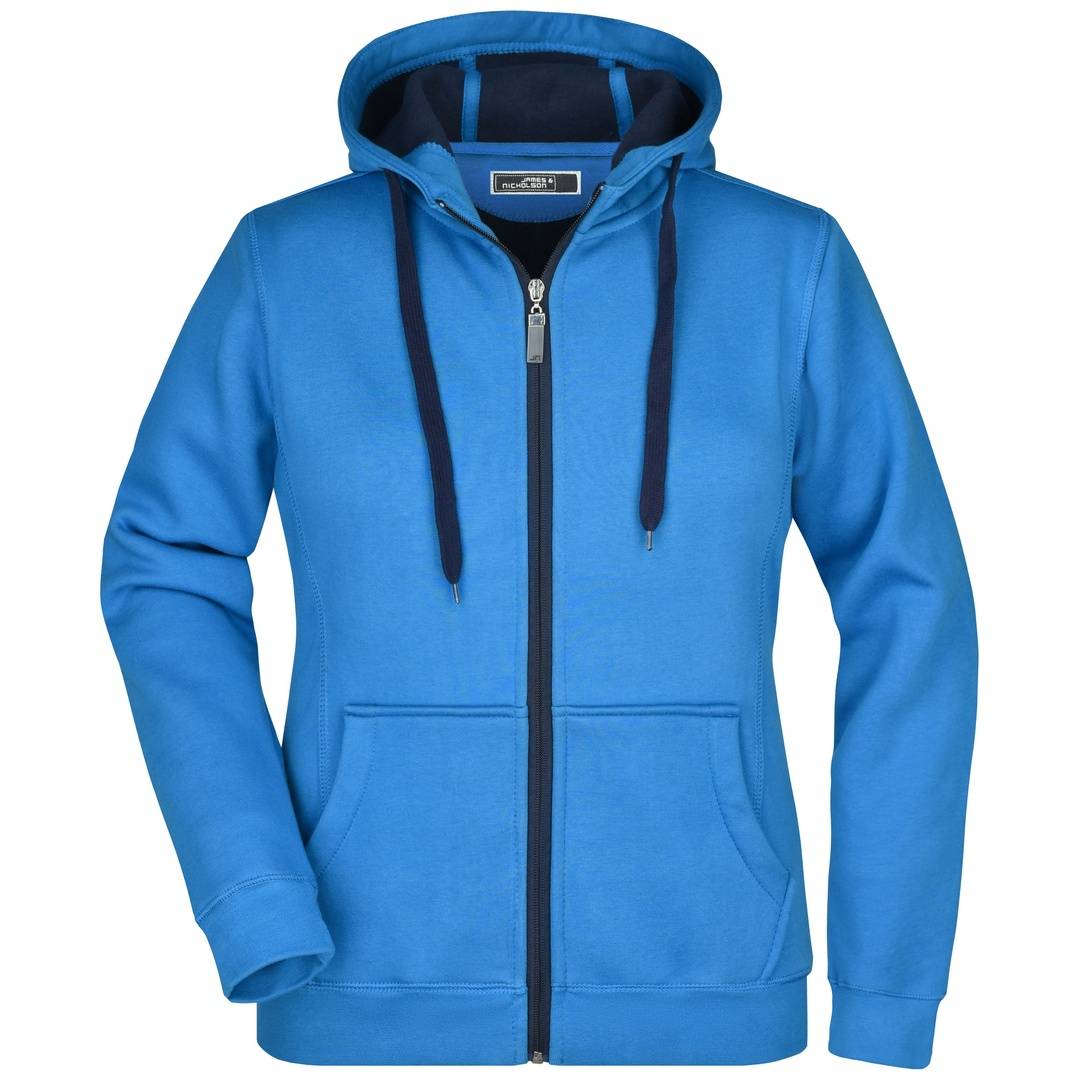 Blauzes Zip-up-Hoodie mit Vordertaschen, schwarzen Kordelzügen und Kapuze, gezeigt vor einem schlichten weißen Hintergrund.