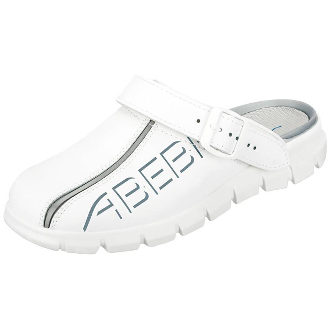 Weißer Slip-On-Schuh im Clog-Stil mit verstellbarem Riemen und dicker Profilsohle, dargestellt in einer Seitenansicht vor einem neutralen Hintergrund.
