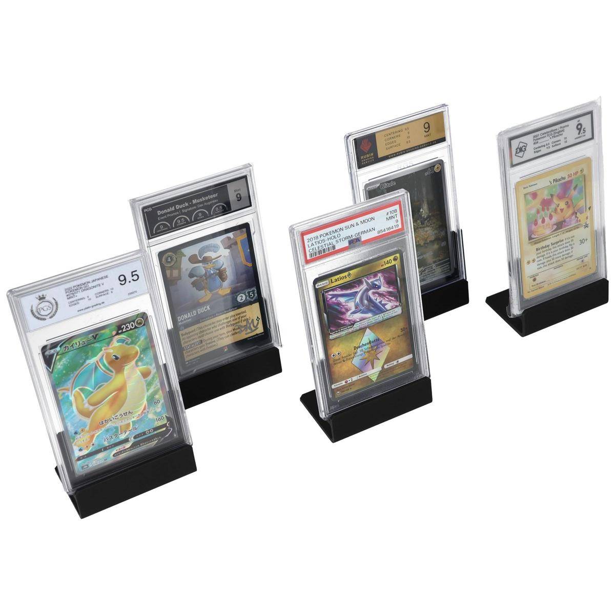 Fünf gestufte Sammelkarten aufrecht auf schwarzen Ständern angebracht, mit PSA-ähnlichen Gehäuseetiketten und verschiedenen Pokémon-Kartenillustrationen.