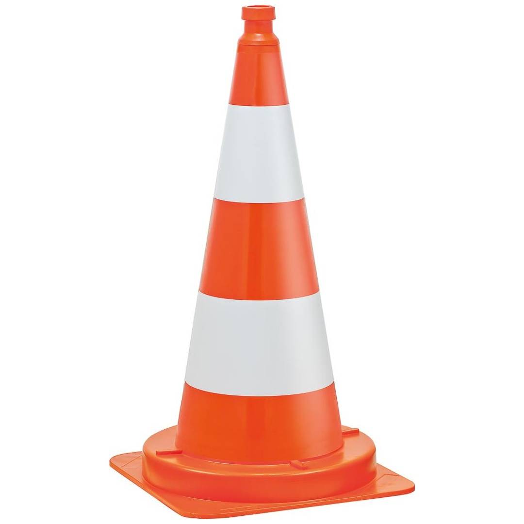 Orange und weiß gestreifter Verkehrskegel auf quadratischer Basis vor einem einfachen weißen Hintergrund.