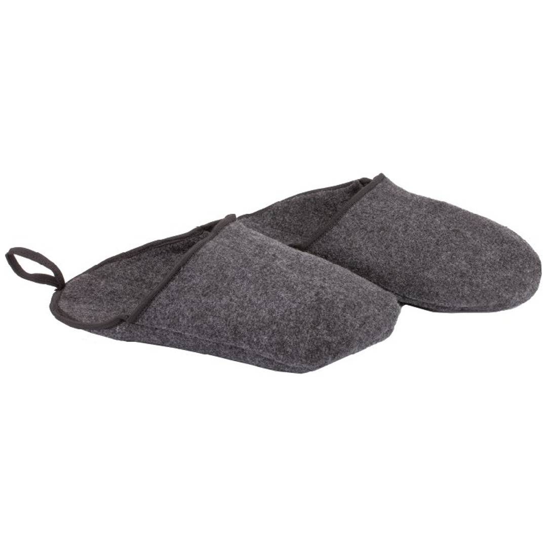 Grauer Filz-Ofenhandschuh oder Topfhalter mit zwei nebeneinanderliegenden gepolsterten Taschen und einer Aufhängeschlaufe auf weißem Hintergrund.