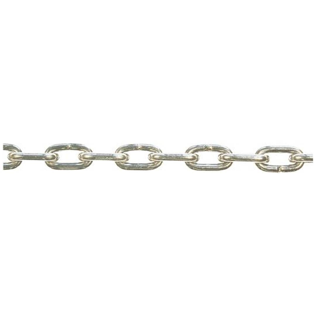 Nahaufnahme einer silbernen Metallkette mit ovalen Gliedern auf einem einfachen weißen Hintergrund.