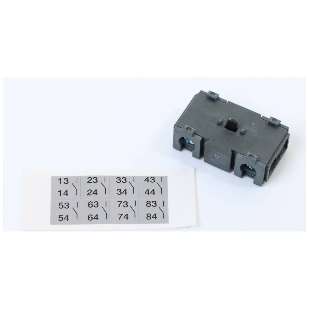 Elektrischer Schutzschalter mit einer Beschriftung, die Klemmenklemmenpaare 13/14, 23/24, 33/34, 43/44, 53/54, 63/64, 73/74, 83/84 zeigt.