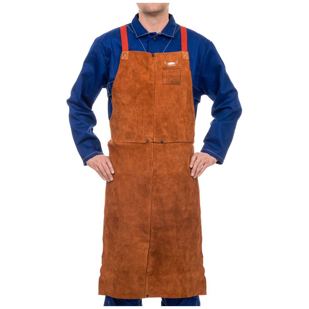 Ein Mann in einem blauen Hemd und einer braunen Lederschürze steht mit in die Hüften gestemmten Händen vor weißem Hintergrund.