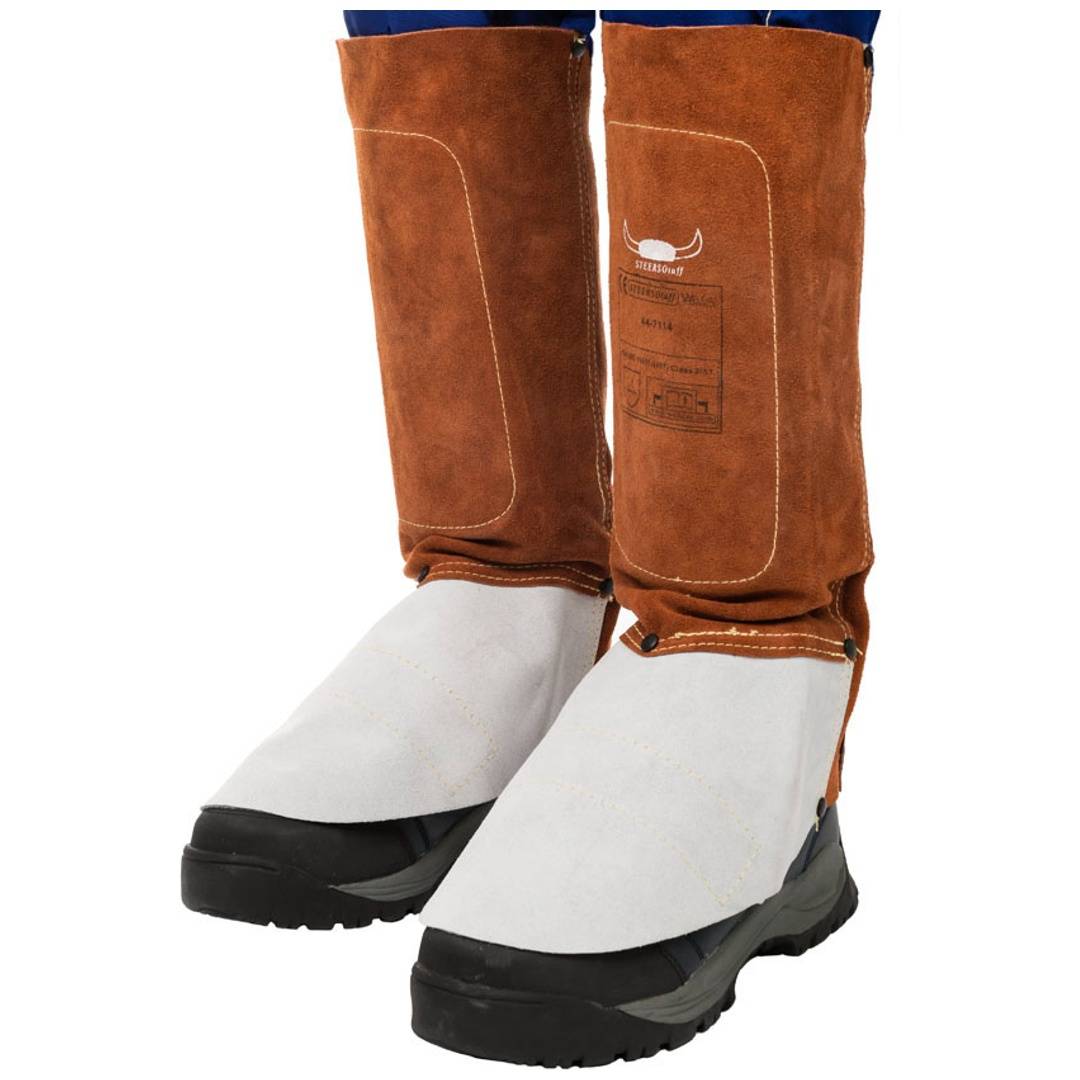 Paar braune isolierte Winterstiefel mit weißen unteren Abschnitten und schwarzen Sohlen, gezeigt auf weißem Hintergrund.