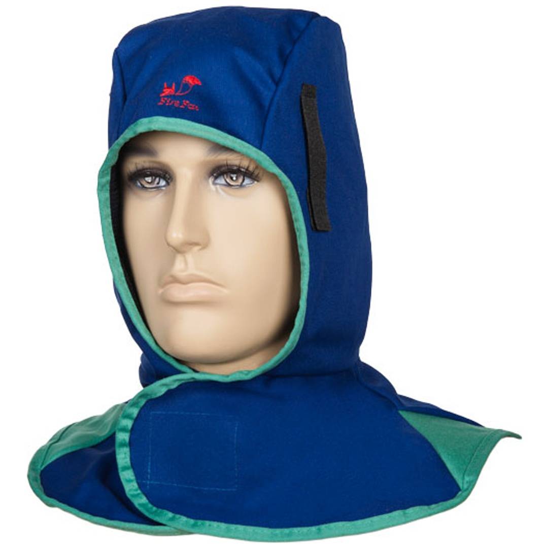 Blaue Kapuze mit Gesichtsöffnung und grünem Besatz, gezeigt auf einem Schaufensterkopf; isolierte Kopf- und Nackenbedeckung für kaltes Wetter.