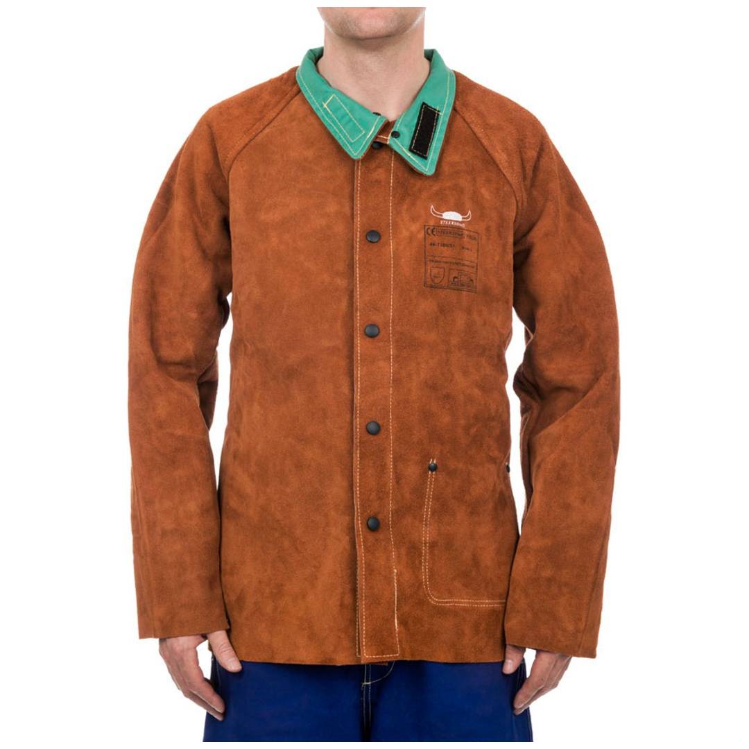 Mann mit einer braunen Arbeitsjacke mit grünem Kragen und vorderen Knöpfen, gezeigt vor einem einfachen weißen Hintergrund.