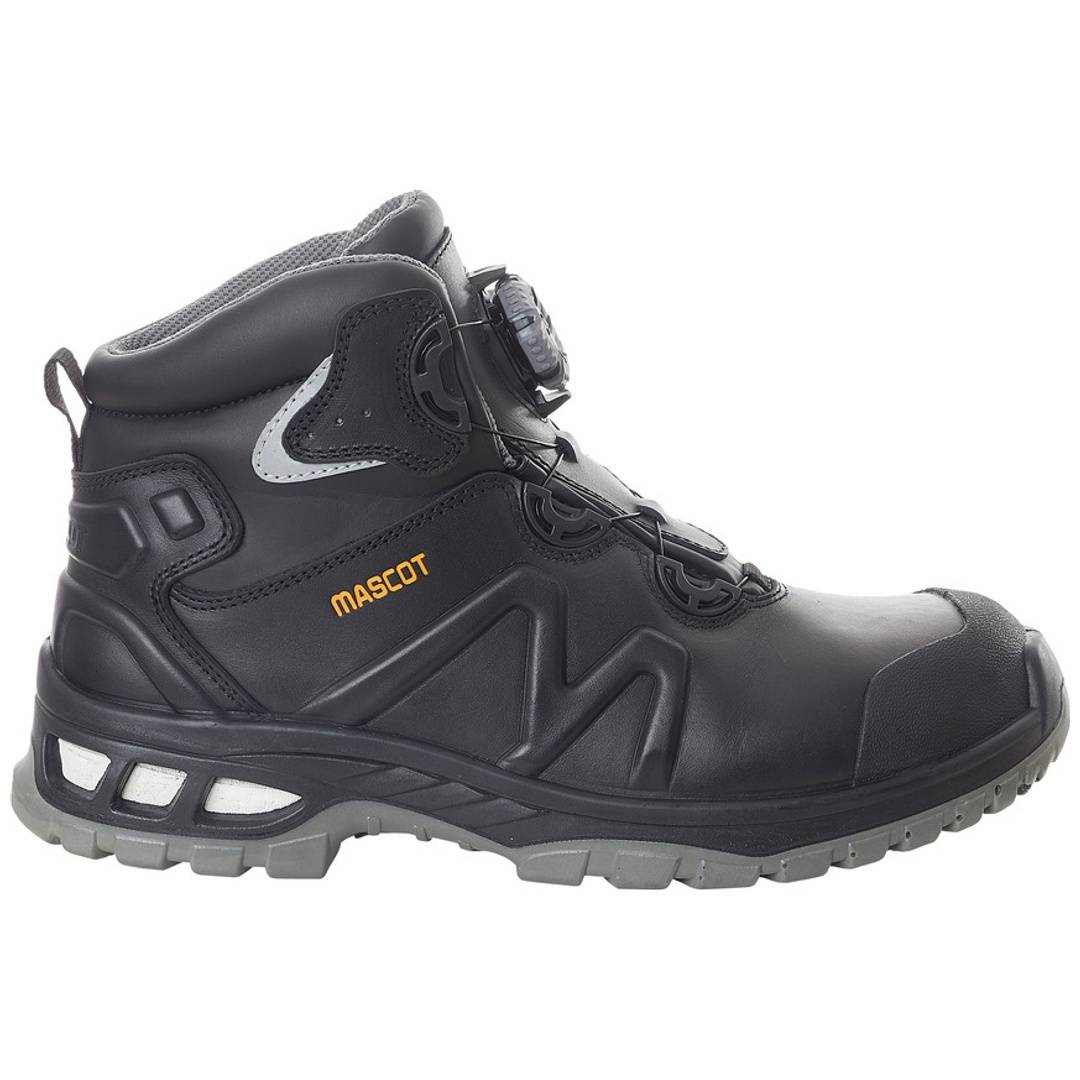 Schwarzer hoher Sicherheitsarbeitsstiefel mit Schnürsenkeln, verstärkter Zehenkappe und dicker robuster Sohle, in Seitenansicht auf weißem Hintergrund dargestellt.