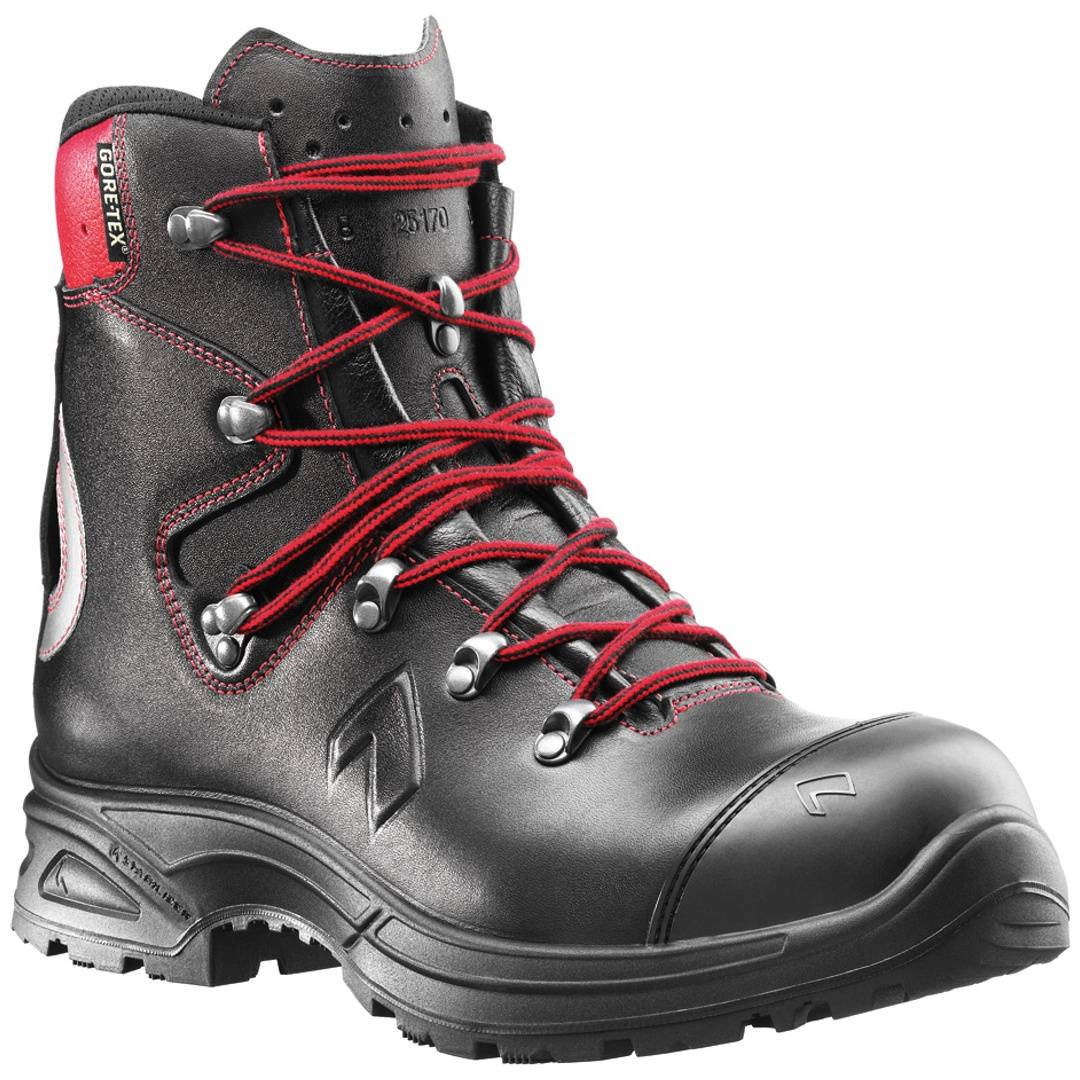 Schwarzer Sicherheitsarbeitsstiefel mit roten Schnürsenkeln und robuster Sohle, in Seitenansicht auf weißem Hintergrund dargestellt.