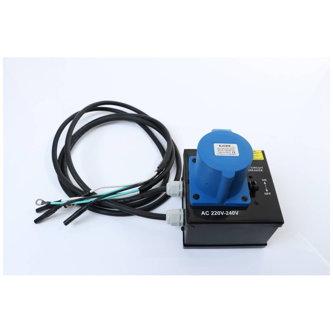 Blaue elektrische Pumpe oder Steuergerät mit aufgerollten Kabeln und angebrachten Drähten auf weißem Hintergrund.