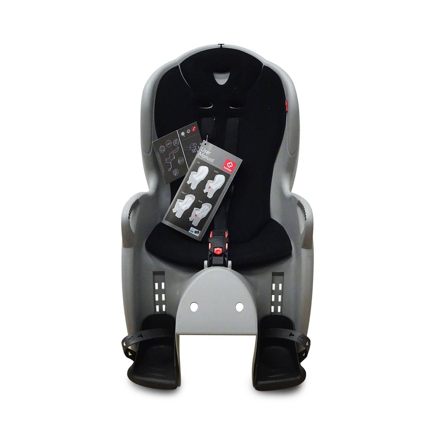 Kindersitz für Fahrräder mit Frontmontage, Fußstützen und Sicherheitsgurt, gezeigt auf weißem Hintergrund mit angebrachten Produktetiketten.