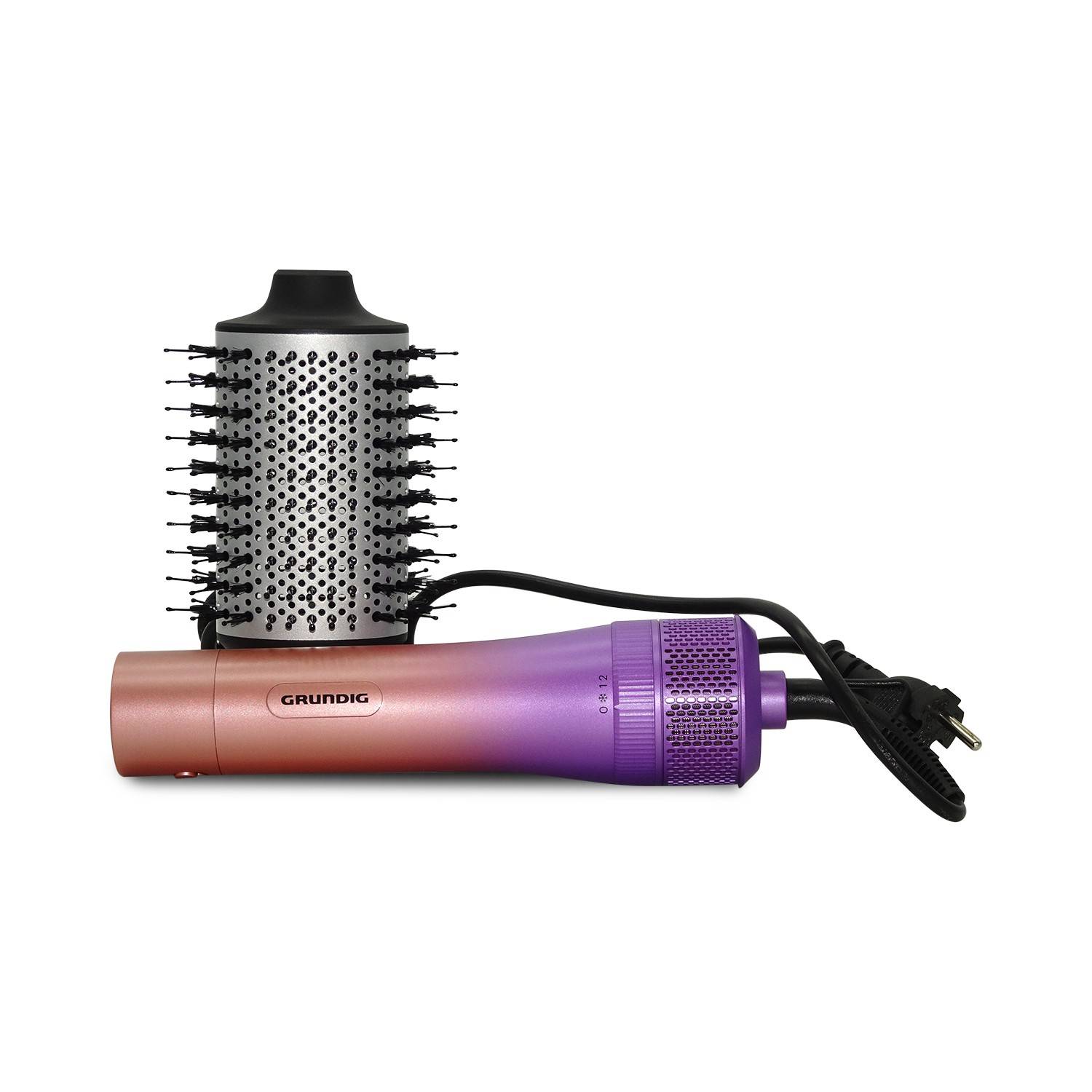 Zwei Haarstyling-Werkzeuge auf weißem Hintergrund: ein aufrecht stehender Rundbürsten-Föhn und eine rosa-violette Grundig Heißluftbürste mit angebrachtem Kabel.