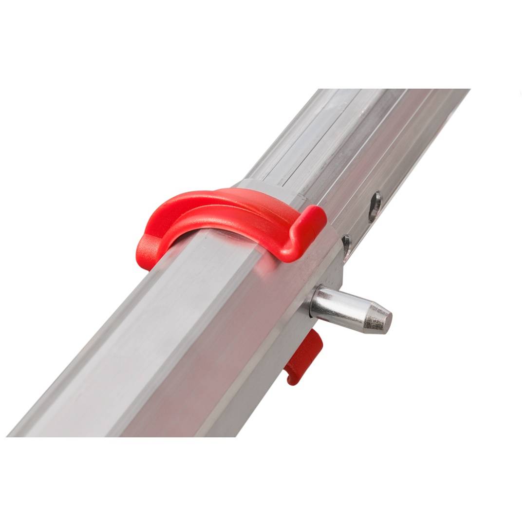 Rote Klemme, die eine silberfarbene Aluminium-Leiterprof schließt an einem verstellbaren Scharnier an weißem Hintergrund.