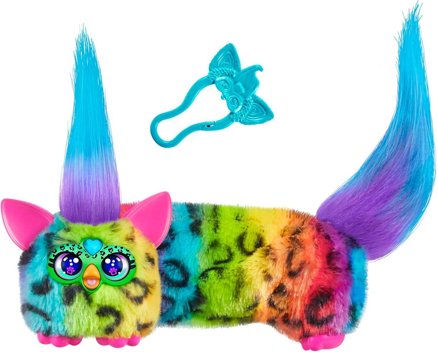 Regenbogen-Plüschkatzerspielzeug mit hochstehendem blau-violettem Schwanz und einer schmetterlingsförmigen Haarklammer darüber.