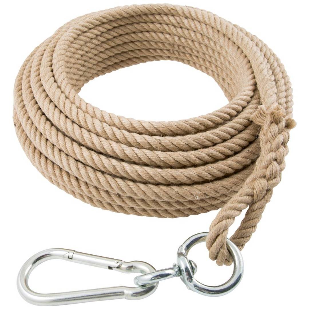 Aufgerolltes beiges Seil mit einem Metallkarabiner und Ring, gezeigt auf weißem Hintergrund.