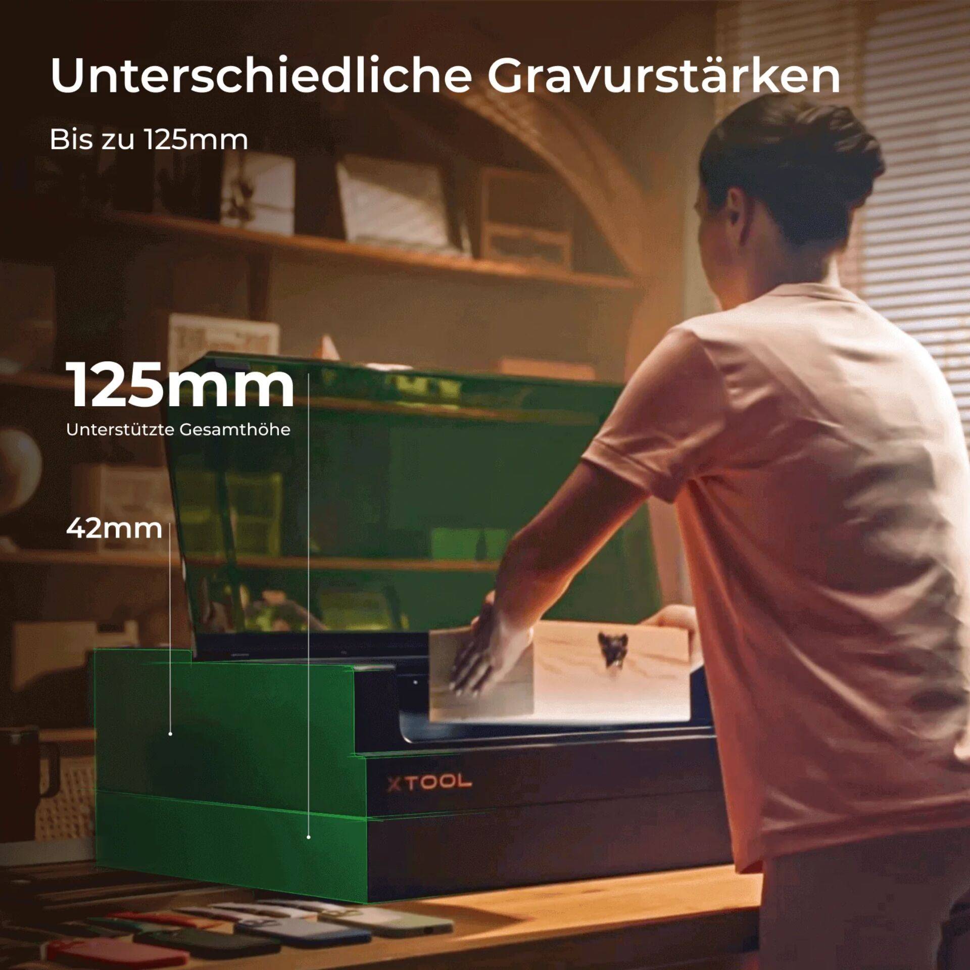 Person, die einen Lasergraveur mit dem Text „Unterschiedliche Gravurstärken