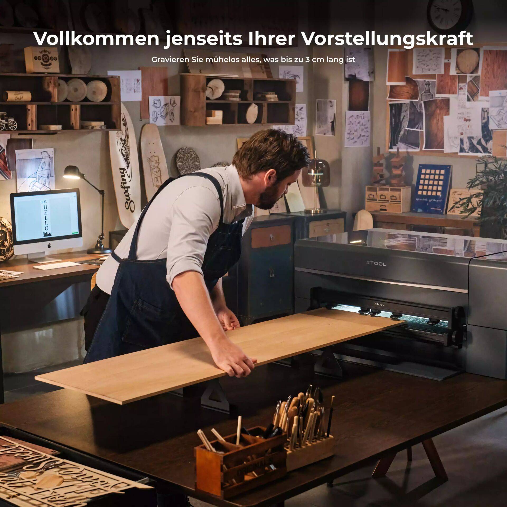 Ein Mann benutzt einen großen Lasergraveur in einer Werkstatt; der deutsche Text sagt „Vollkommen jenseits Ihrer Vorstellungskraft