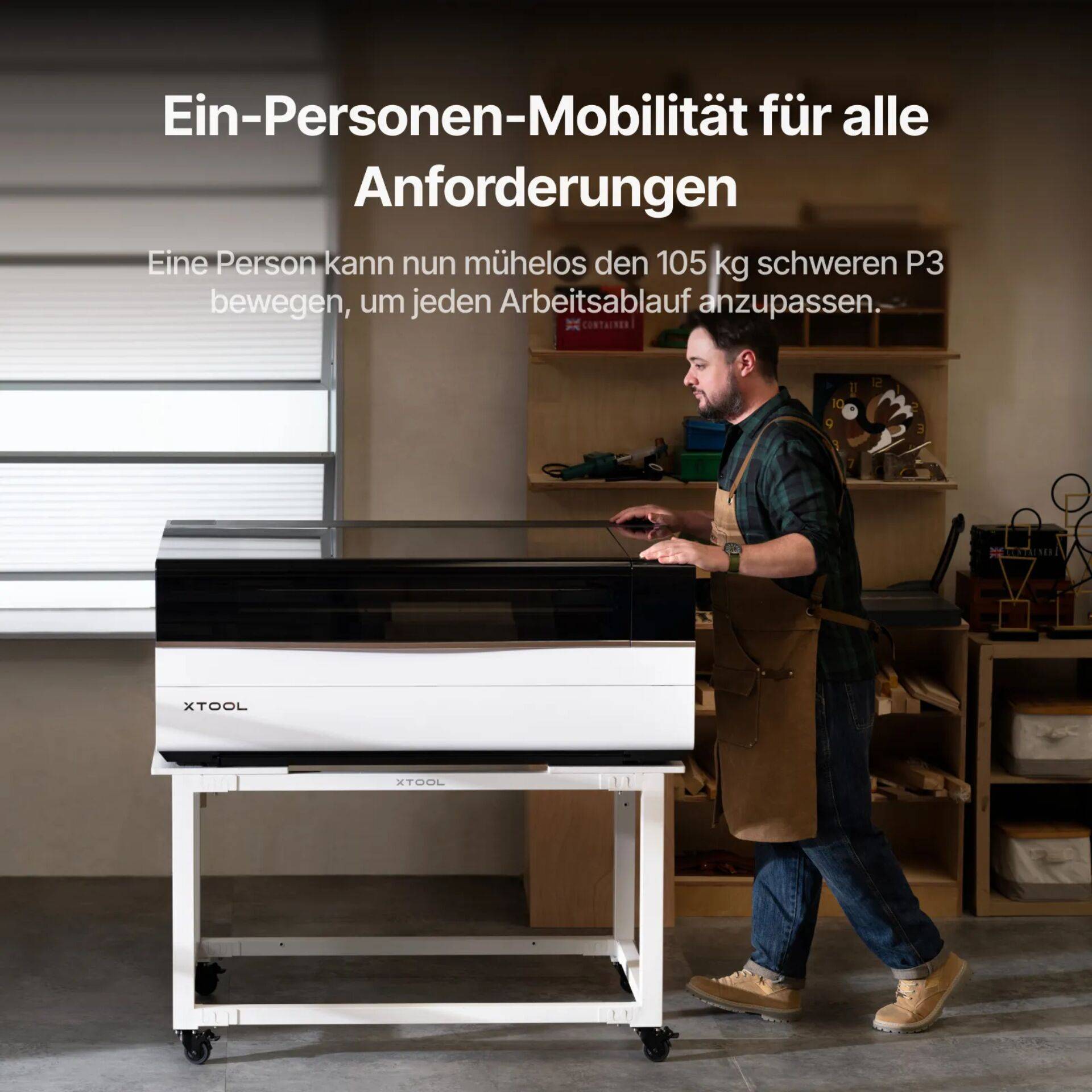 Ein Mann schiebt eine große xTool-Maschine in einer Werkstatt; der deutsche Text besagt, dass eine Person die 105 kg schwere P3 bewegen kann, um sich an jeden Arbeitsablauf anzupassen.