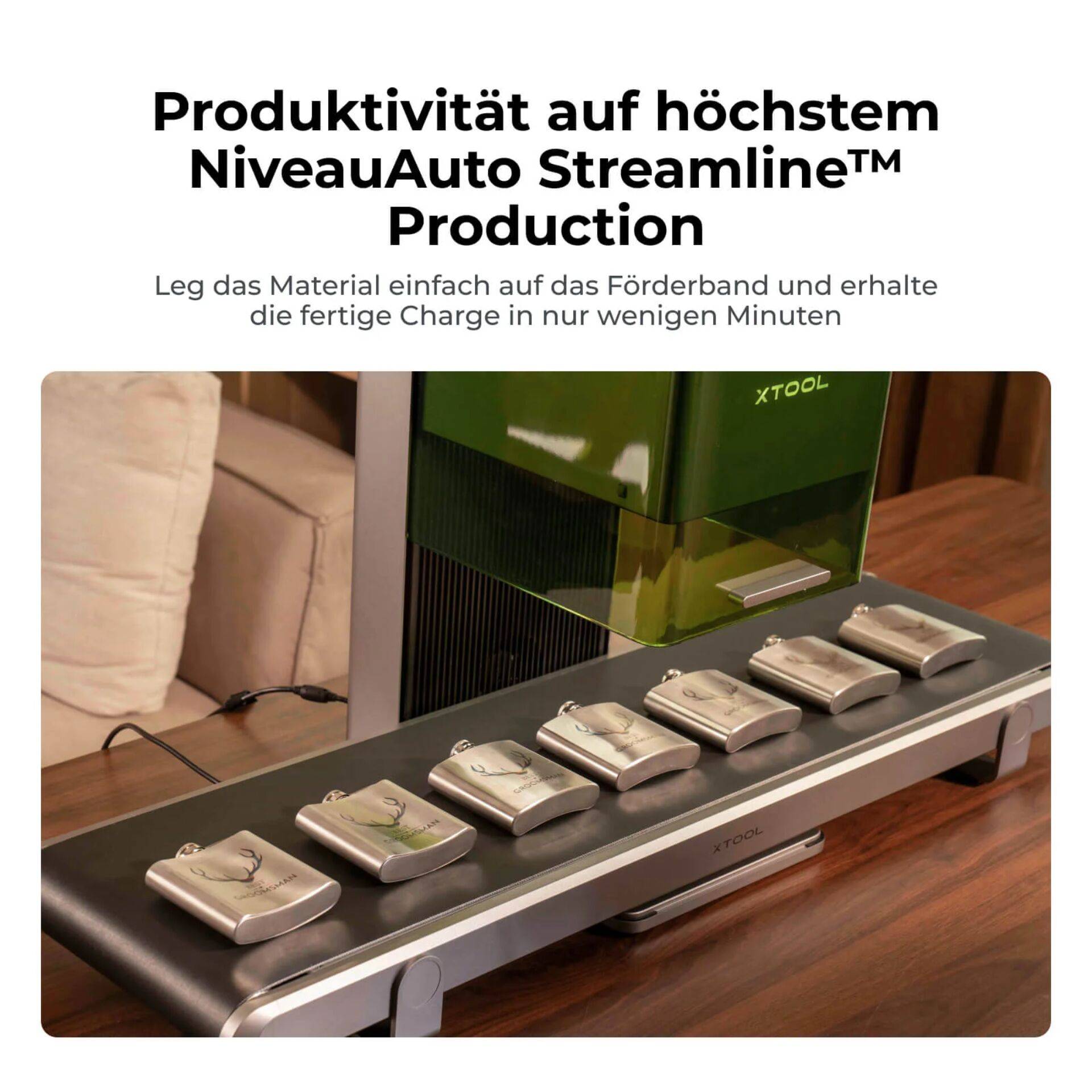 Werbegrafik einer xTool Auto Streamline Production Maschine mit Metallrohlinge auf einem Förderband; Deutscher Text besagt, Material auf das Band laden und fertige Chargen in Minuten erhalten.