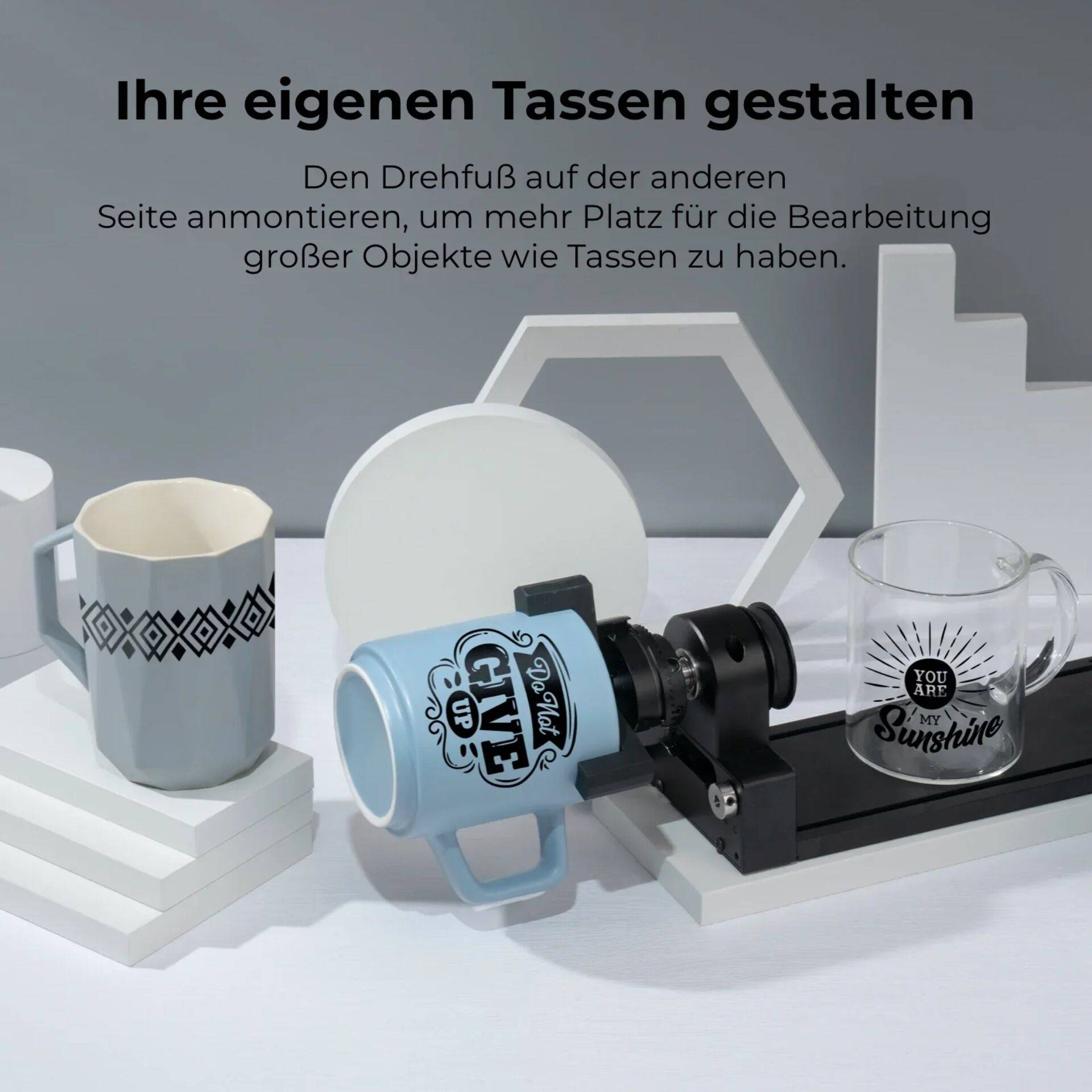 Becher-Drehaufsatz mit individuellen Tassen und Gläsern, mit deutschem Text „Ihre eigenen Tassen gestalten