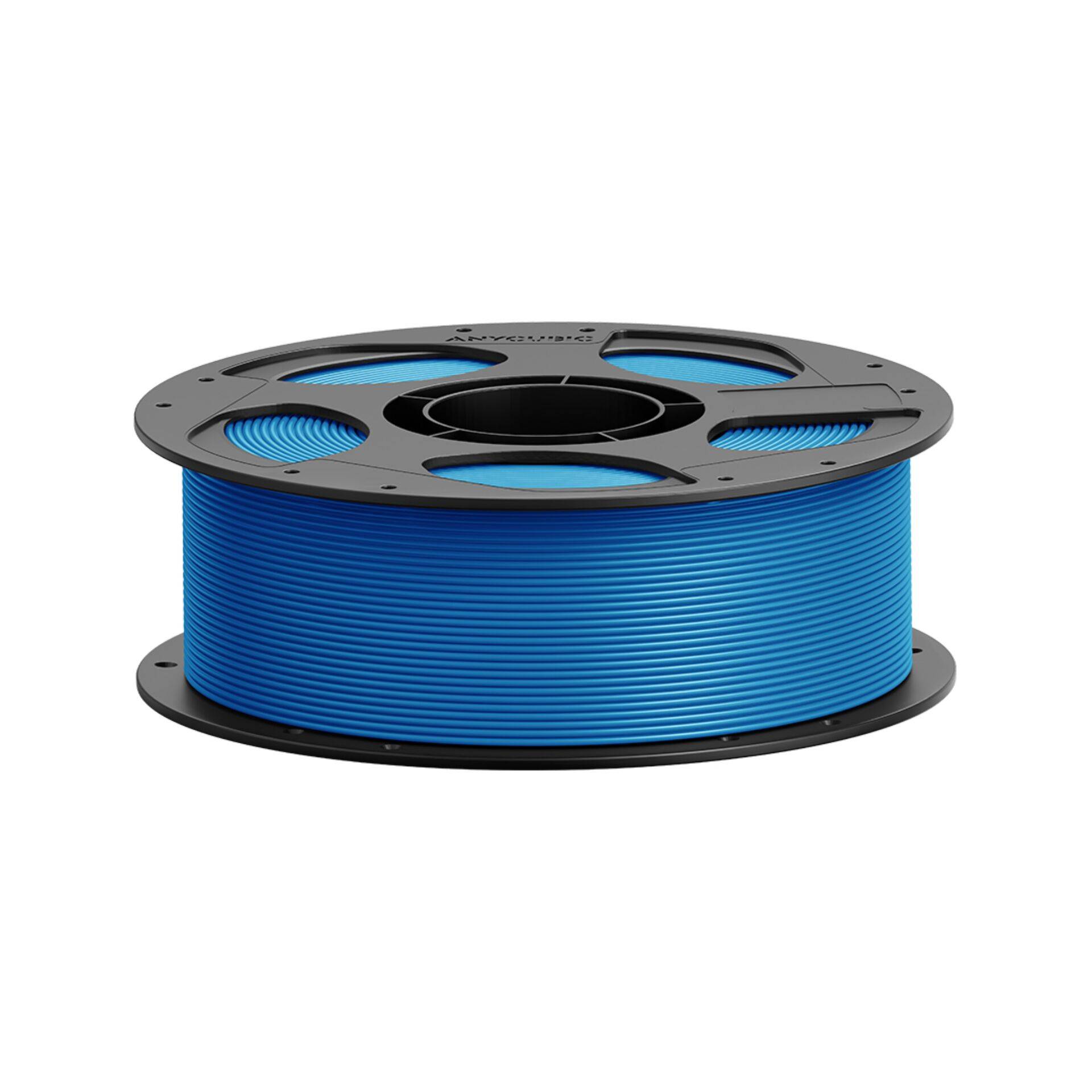 Blaue 3D-Druckerfilament-Spule auf einer schwarzen Rolle, isoliert auf weißem Hintergrund.