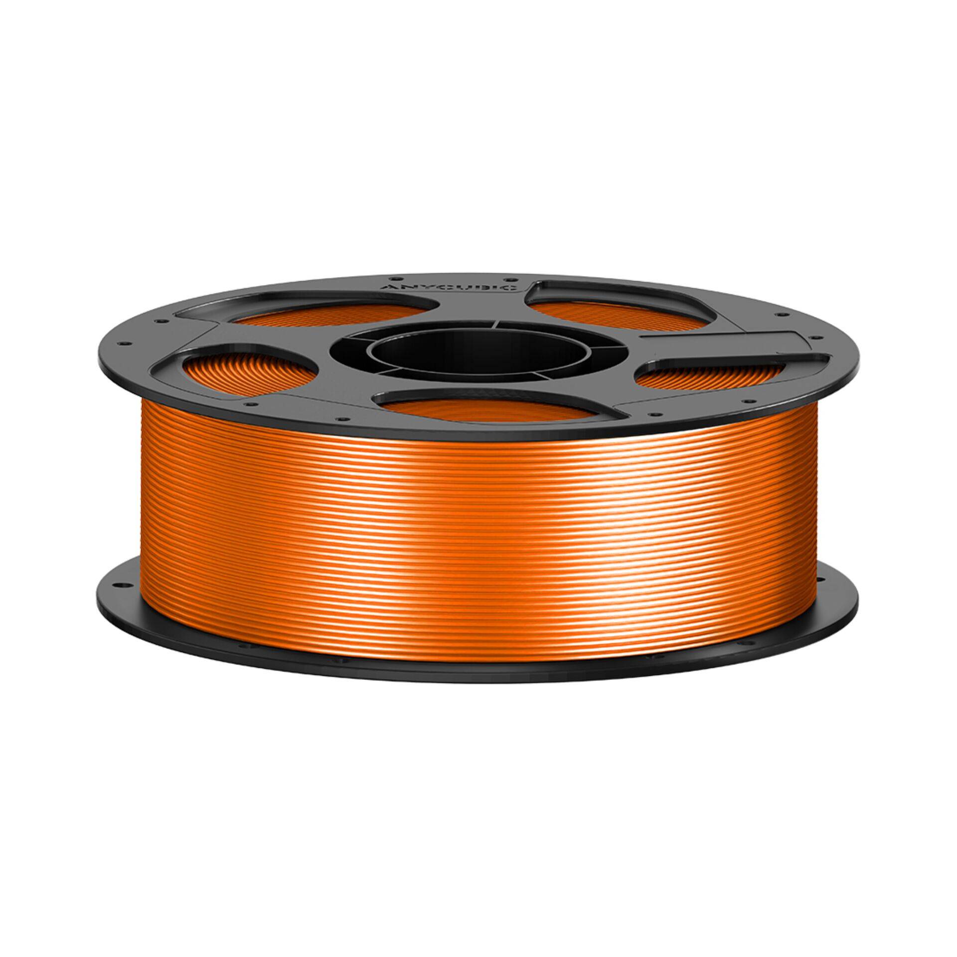 Spule mit orangefarbenem 3D-Drucker-Filament auf einer schwarzen Spule, vor weißem Hintergrund dargestellt.
