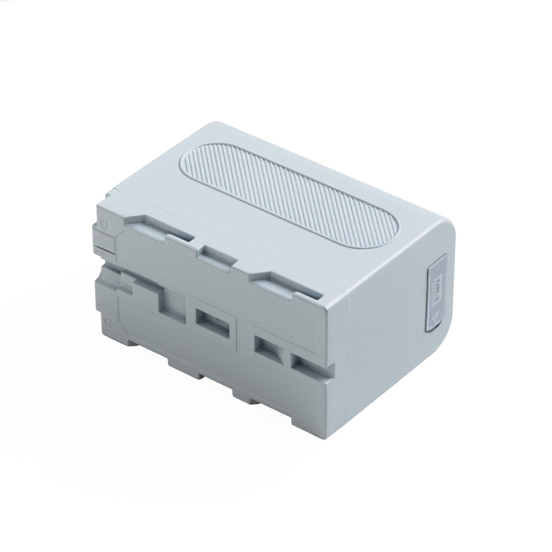 Graues rechteckiges elektronisches Modul oder Akkupack mit belüftetem Oberteil und Steckplätzen, auf weißem Hintergrund dargestellt.