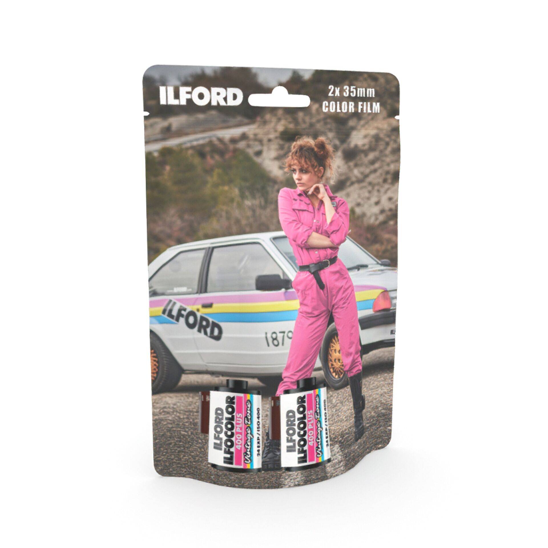 Ilford 2er Pack 35mm Farbfilm mit einer Retro-Rennszene und einer Frau in einem rosa Jumpsuit, die neben einem Auto steht.