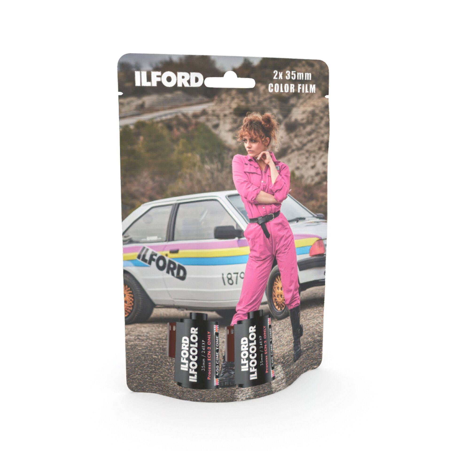 ILFORD 35-mm-Farbfilm-Packung mit einer Frau im rosa Jumpsuit, die neben einem Oldtimer steht.