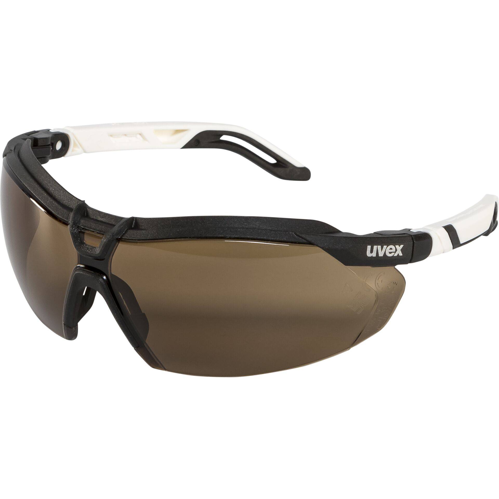 Paar Wrap-Around-UVEX-Sportsonnenbrille mit braun getönten Gläsern und schwarz-weißem Gestell auf weißem Hintergrund