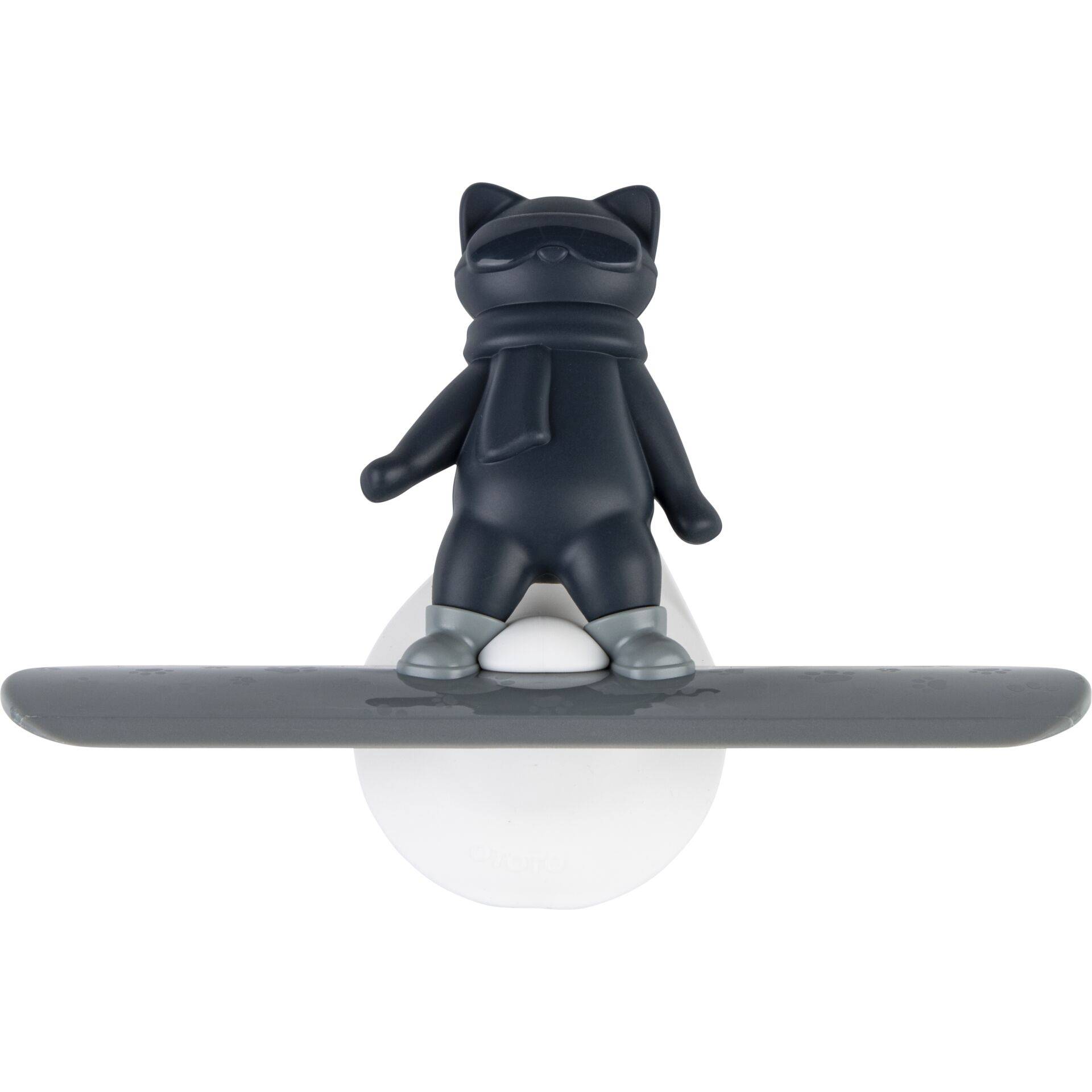 Schwarze Katzenfigur auf einem grauen Snowboard reitend, zentriert auf weißem Hintergrund.