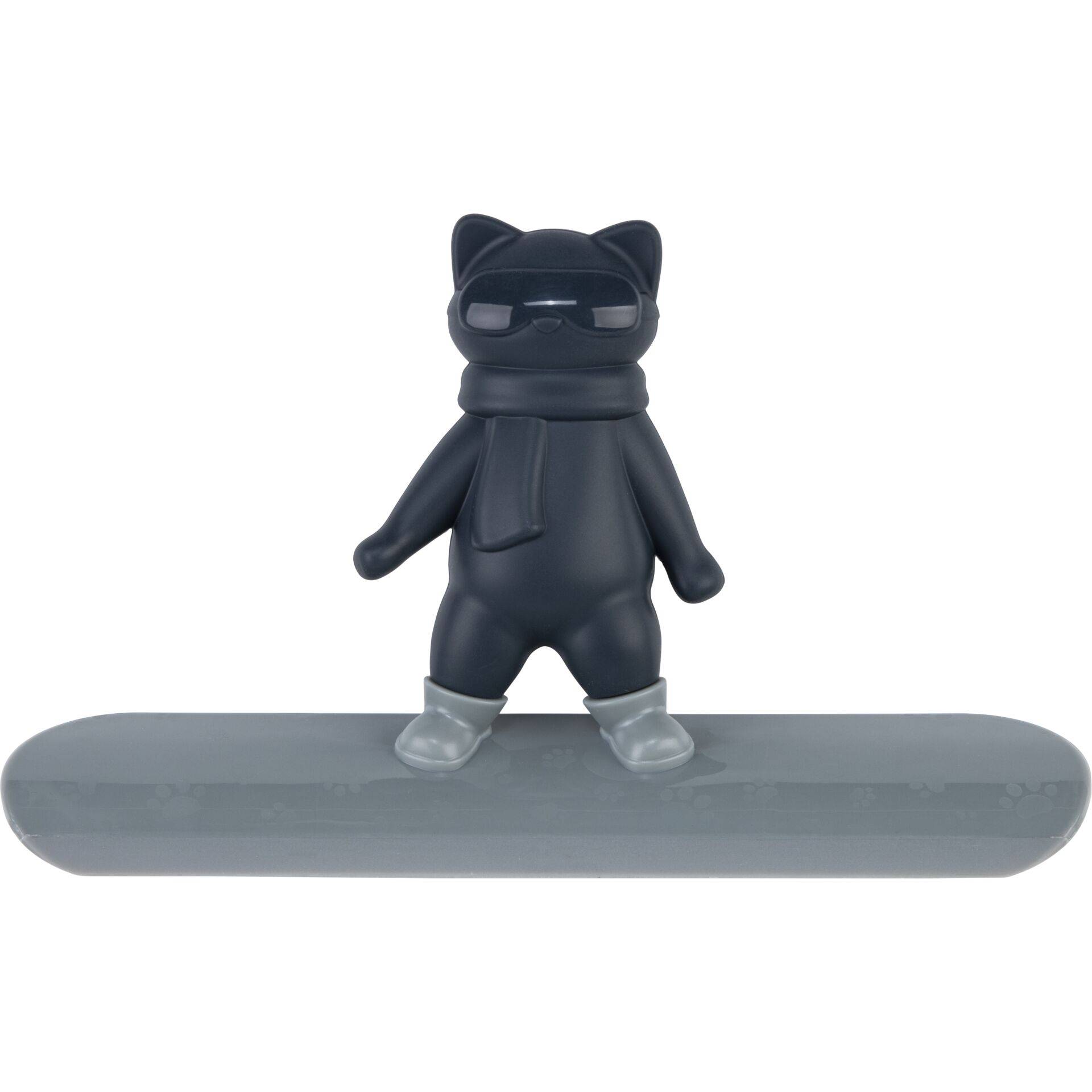 Schwarze Katzenfigur mit Schal und Sonnenbrille steht auf einer grauen skateboard-ähnlichen Basis vor weißem Hintergrund.