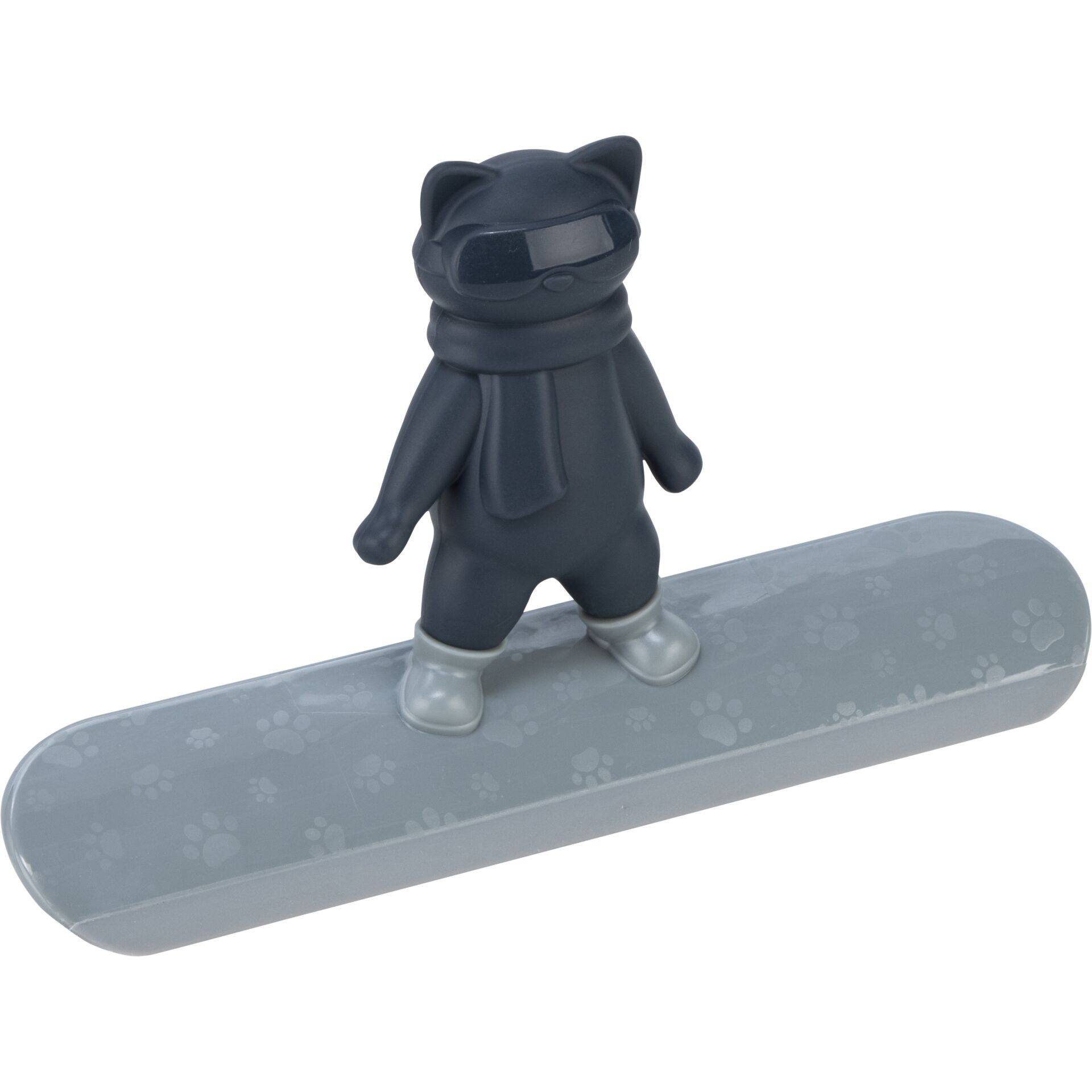 Schwarze Katzenfigur mit Sonnenbrille und Schal, die auf einem grauen Skateboard-Deck mit Pfotendruck steht, freigestellt auf weißem Hintergrund.