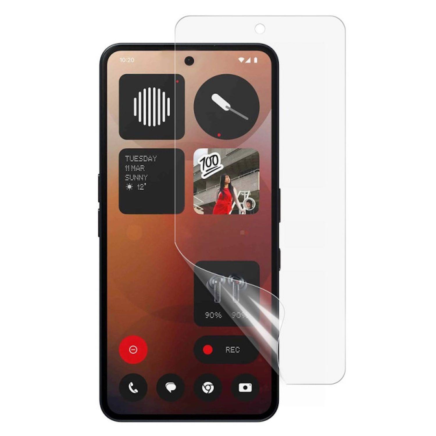 Ein Smartphone mit einer transparenten Displayschutzfolie, die zurückgezogen wird, zeigt einen Startbildschirm mit Widgets und App-Symbolen.