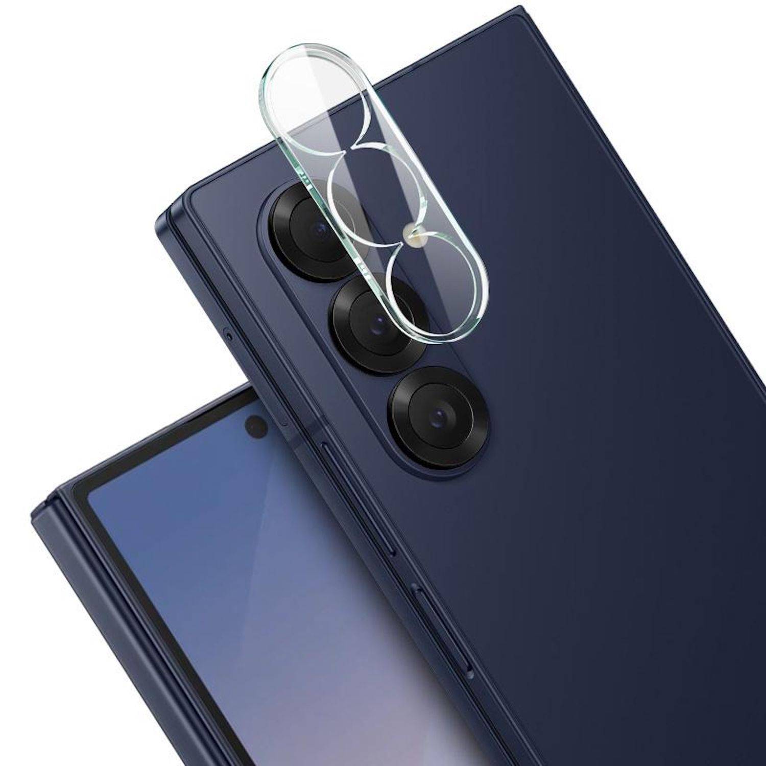 Rückseite eines faltbaren Smartphones mit drei Kameras und einer transparenten Schutzabdeckung für die Kamera, teilweise geöffnet auf weißem Hintergrund dargestellt.