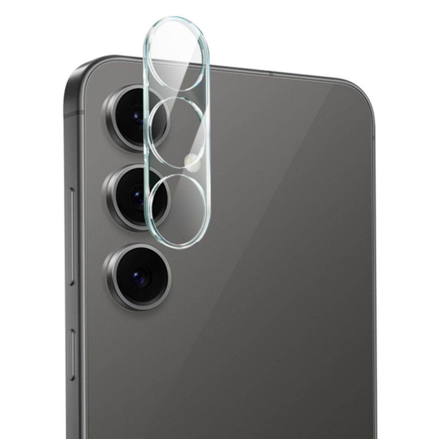 Nahaufnahme des hinteren Kamerabereichs eines Smartphones mit einer klaren Schutzlinsenabdeckung über drei vertikal angeordneten Kameras.