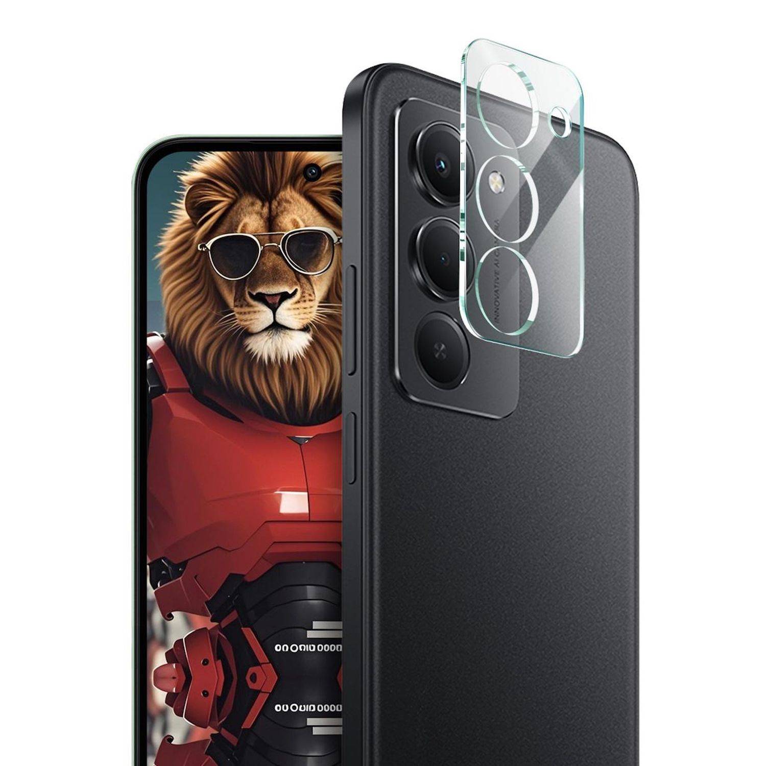 Schwarzes Smartphone mit dreifacher hinterer Kamera und durchsichtiger Schutzlinsenabdeckung, dargestellt vor einem Löwenhintergrundbild auf dem Bildschirm.
