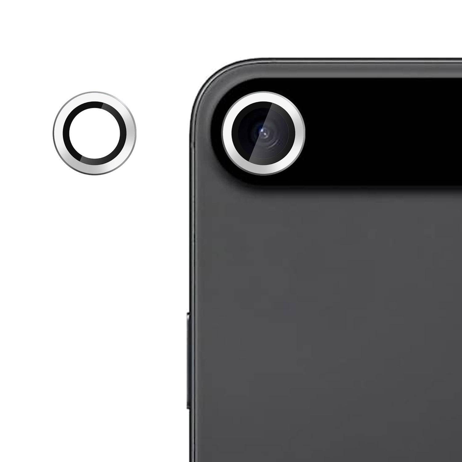 Nahaufnahme der Rückfahrtkamera-Linse eines Smartphones mit einem separaten kreisförmigen Linsenring, der daneben auf weißem Hintergrund dargestellt ist.