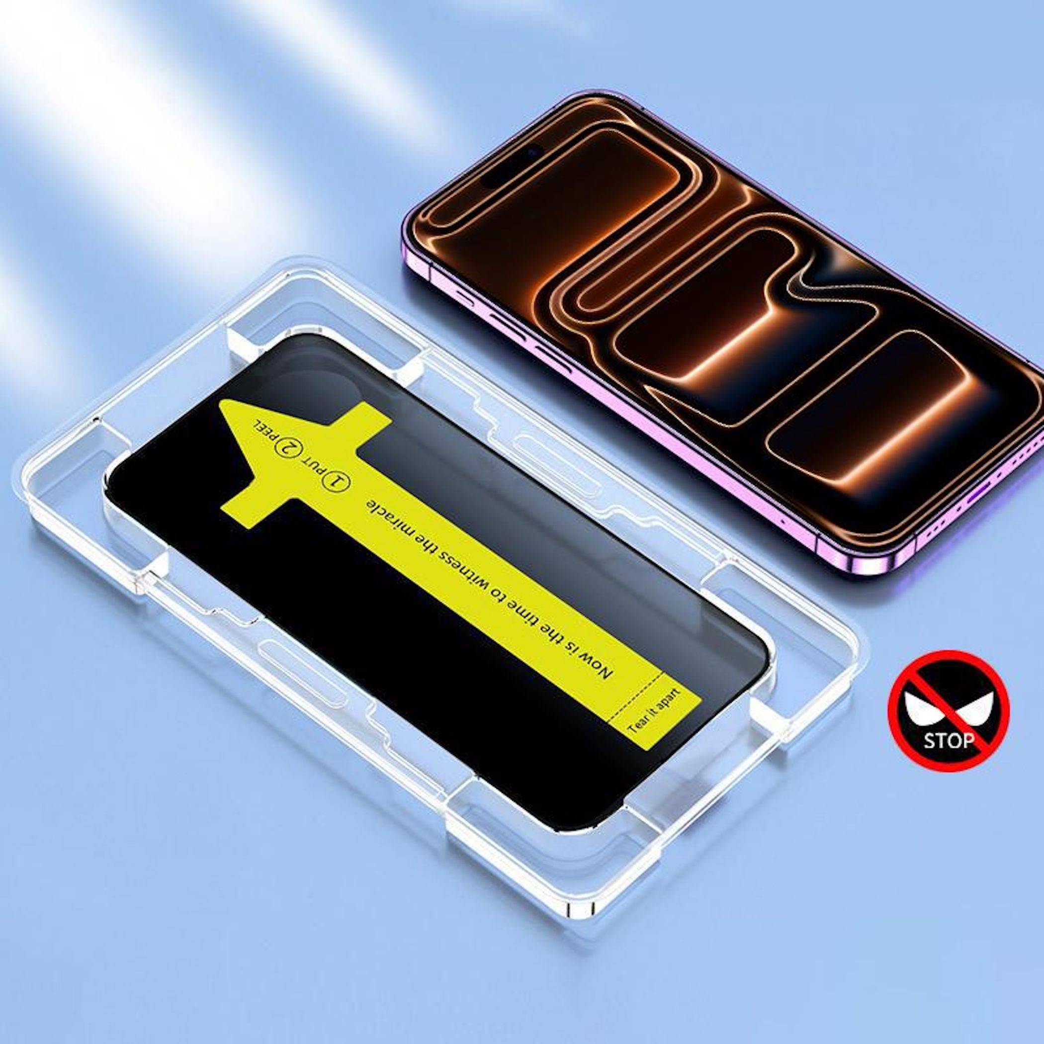 Transparente Handyhülle mit schwarzem Einsatz und gelbem Riemen neben einem Smartphonebildschirm, was auf eine Schutzhülle oder ein Zubehör hindeutet.