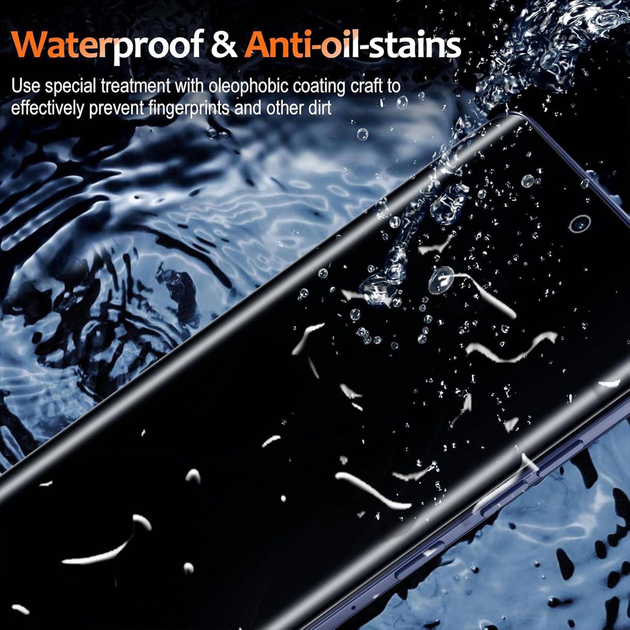 Smartphone im Wasser mit Wassertropfen auf dem Bildschirm, Werbung für wasserfeste und ölfleckenschutzende Beschichtung, die Fingerabdrücke und Schmutz abweist.