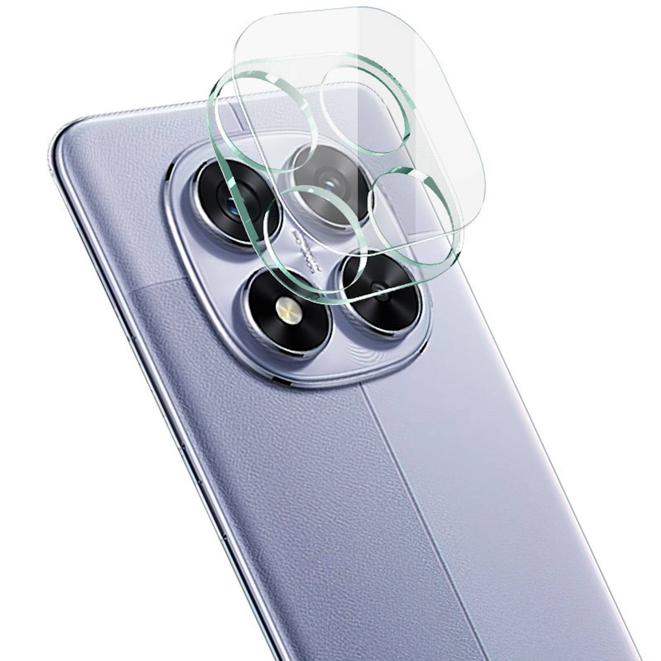 Violettes Smartphone-Kameramodul auf der Rückseite mit drei Linsen und einer erhobenen klaren Schutzlinsenabdeckung, die darüber explodiert dargestellt ist