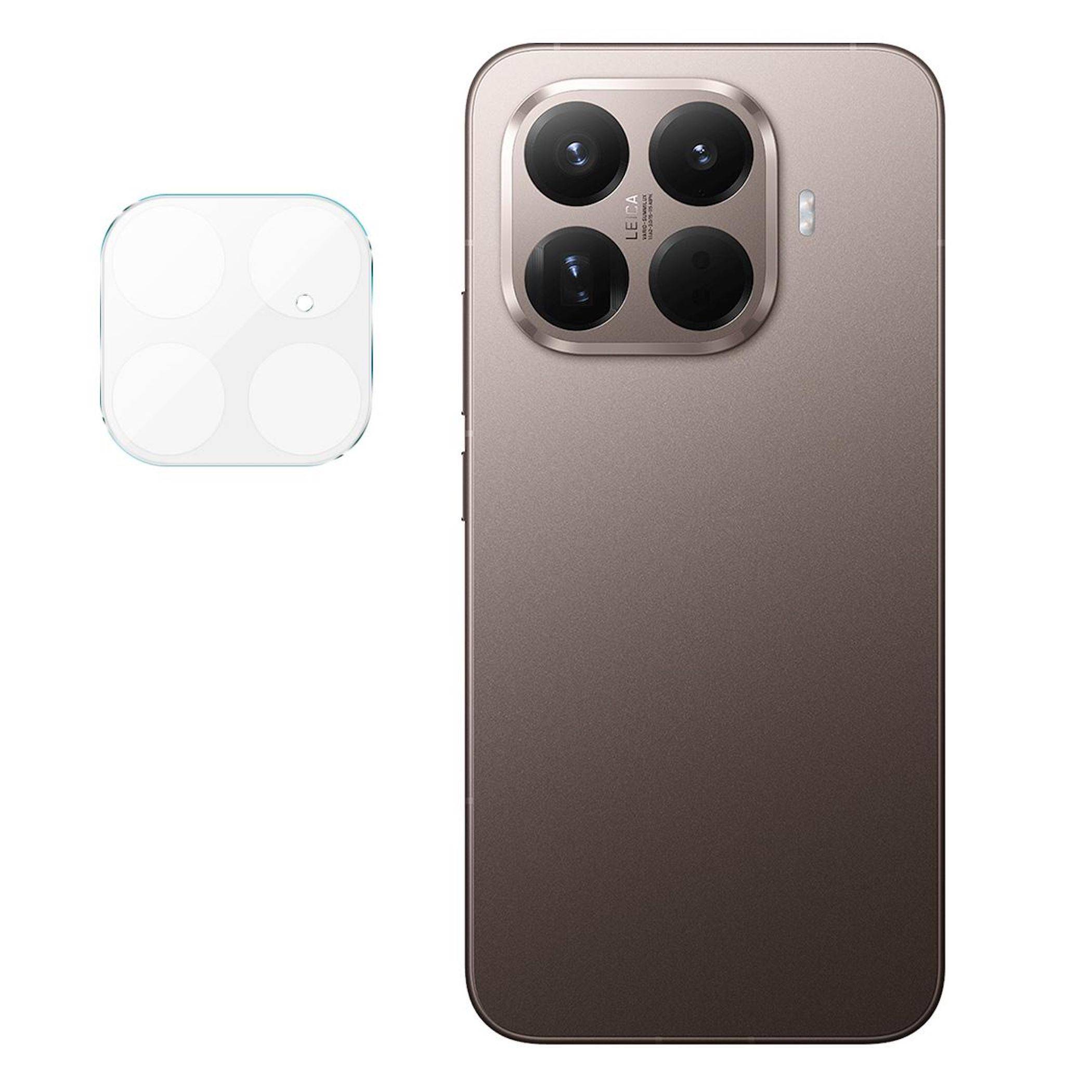 Rückseite eines braunen Smartphones mit dreifachem Kamera-Cluster neben einem quadratischen weißen kabellosen Ladepad.